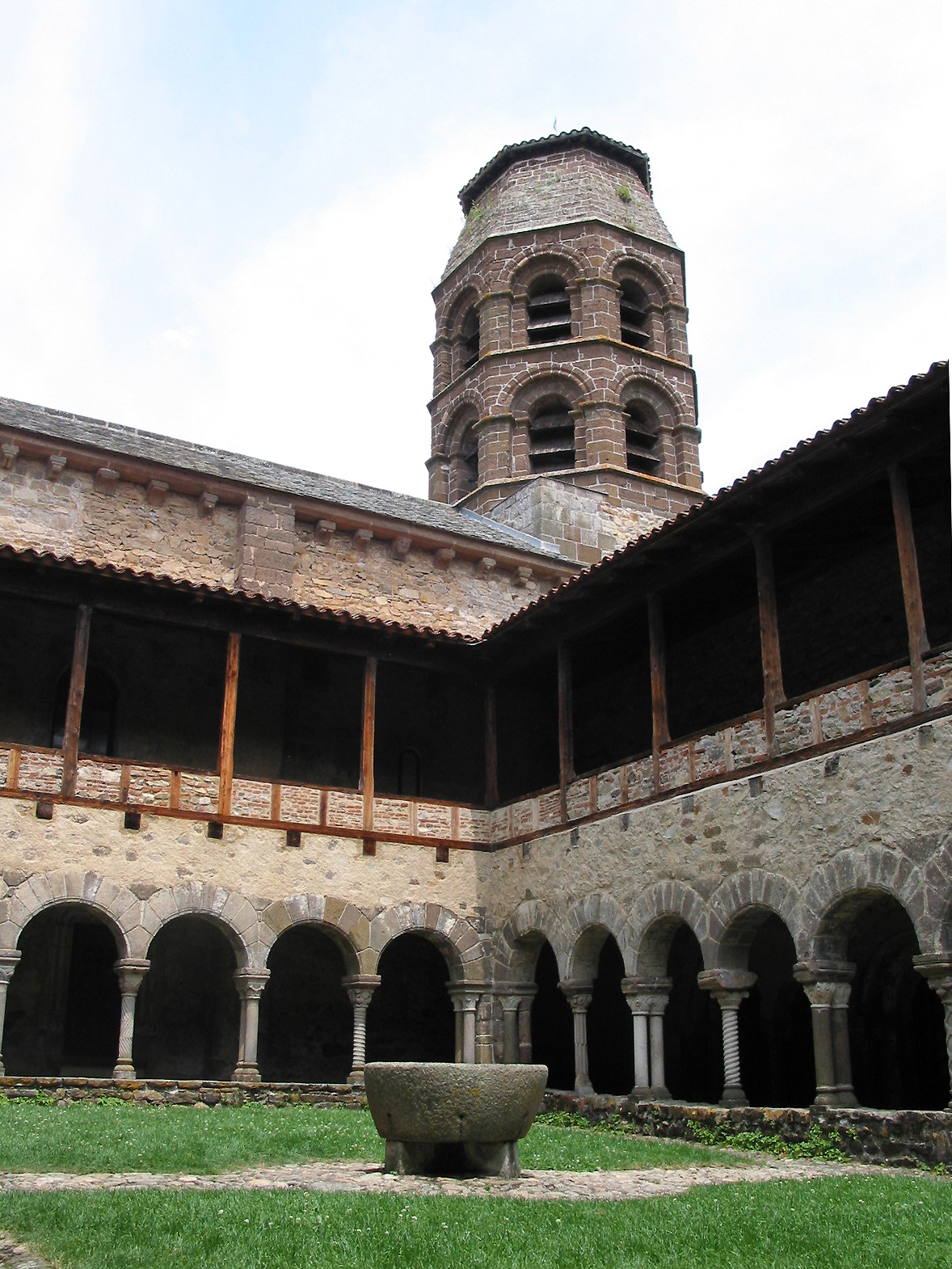 Cloître et abbaye de Lavaudieu