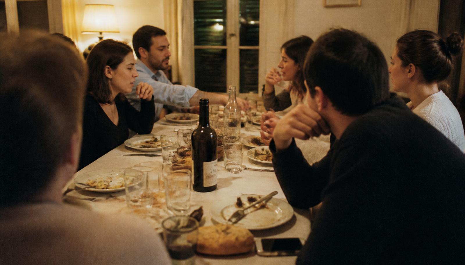 Cuisiner entre amis : 8 formats de soirées + recettes idéales